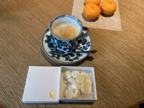 ウェルカムスイーツ(焼き菓子と蜜柑) / Welcome sweets (baked goods and mandarin orange)