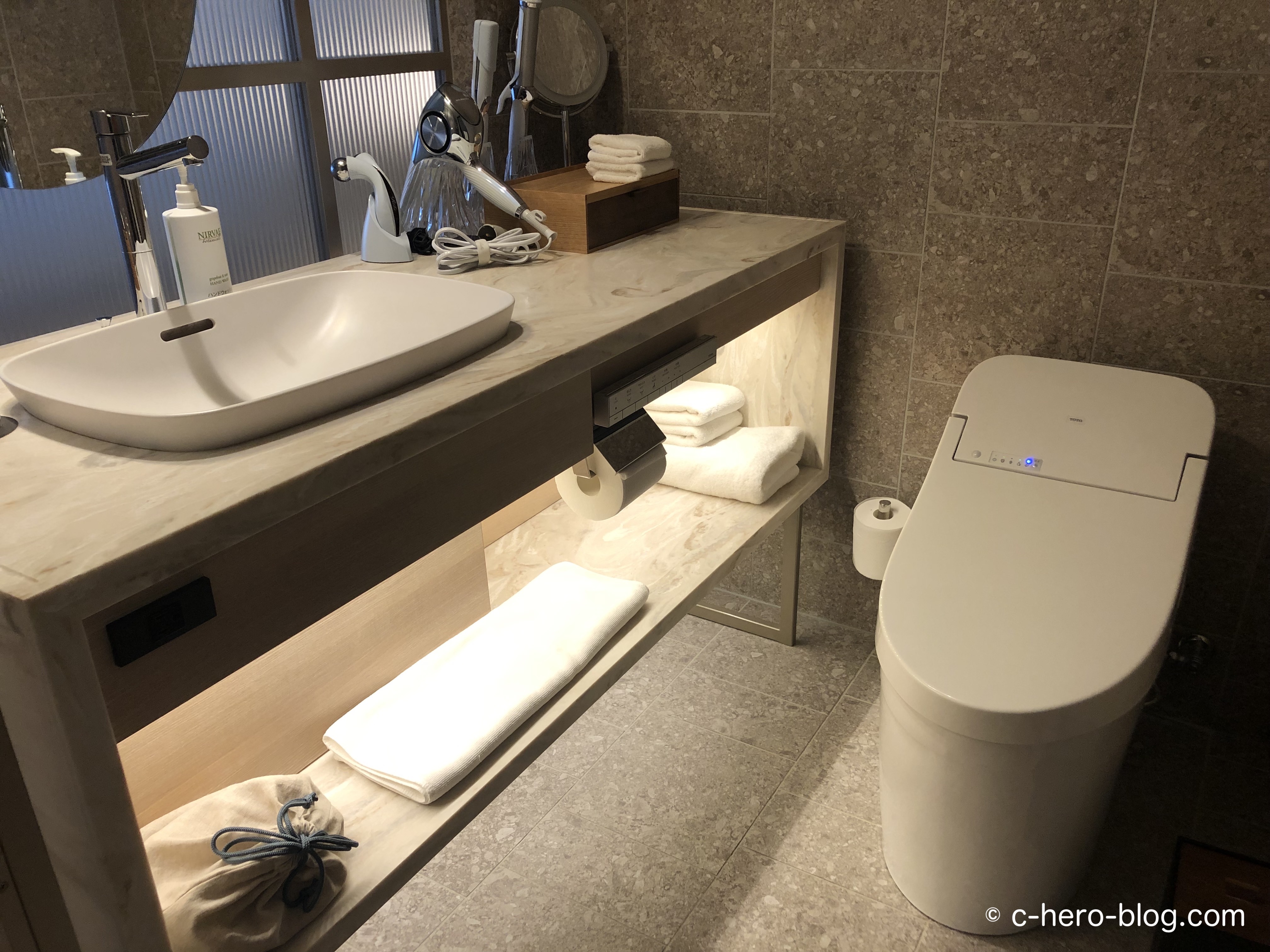 洗面台とトイレ / Sink and toilet