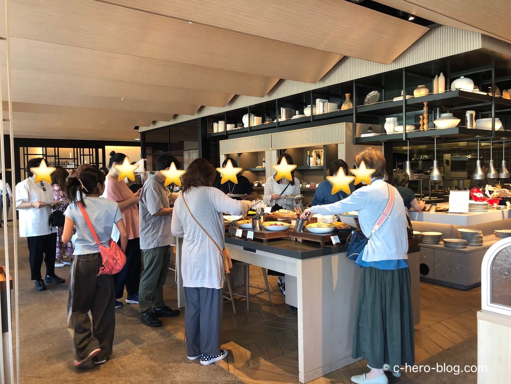 大勢の人で賑わうビュッフェコーナー / a lot of people in buffet corner