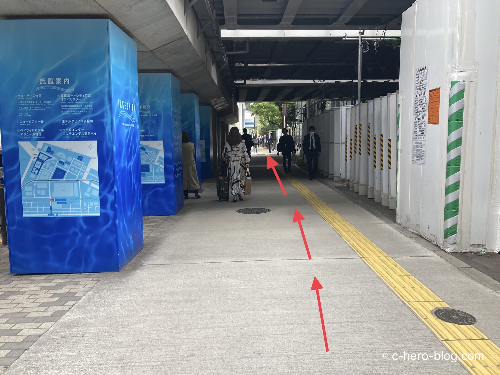 右折後は、そのまま真っ直ぐ進む / After turning right, go straight ahead