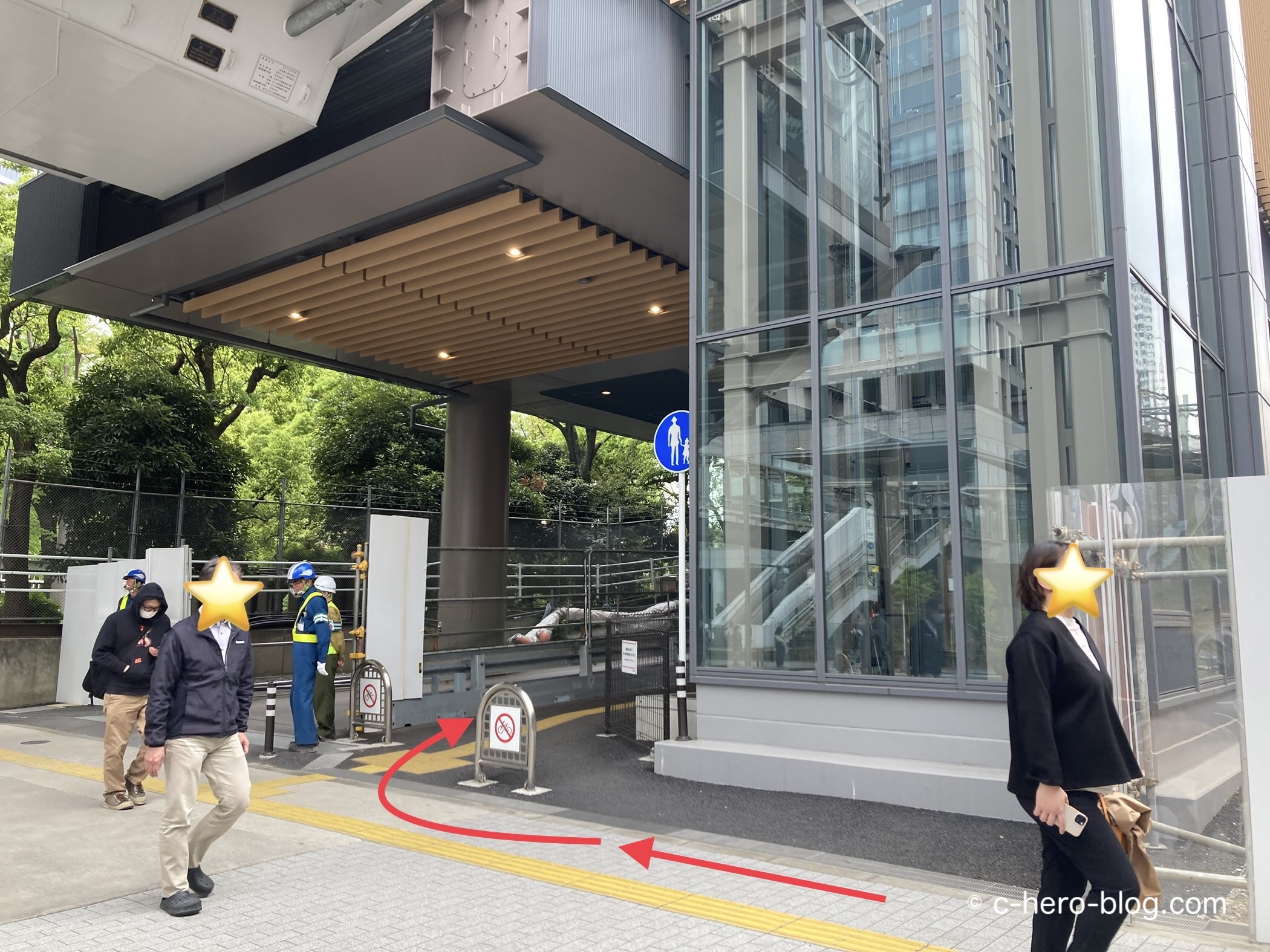 エレベーター隣の通路に入る / Enter the passage near the elevator