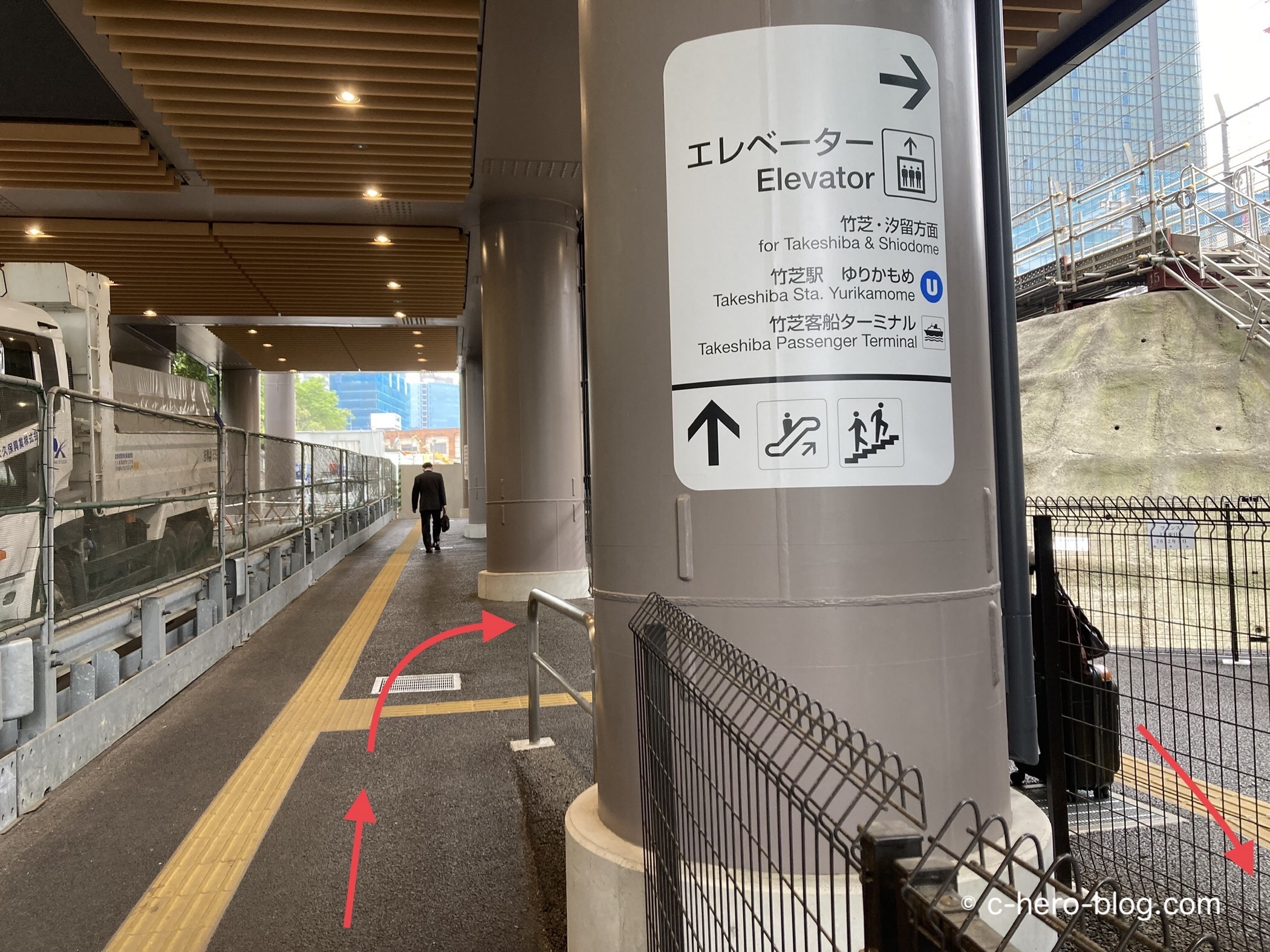 通路に入った後は、矢印の通り進む / After entering the passage, follow the arrows