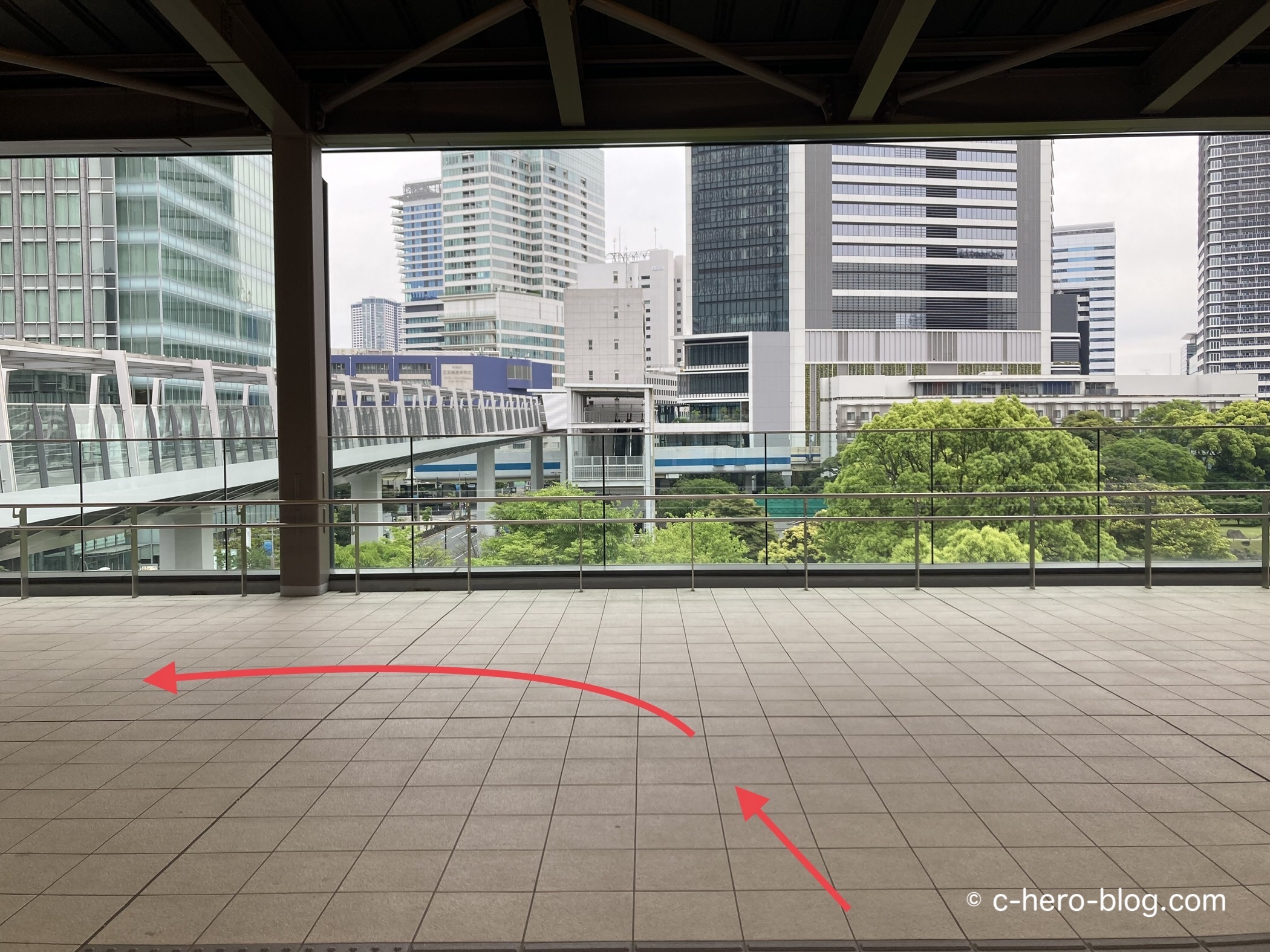 エレベーターから出たら左方向へ進む / Go left after exiting the elevator