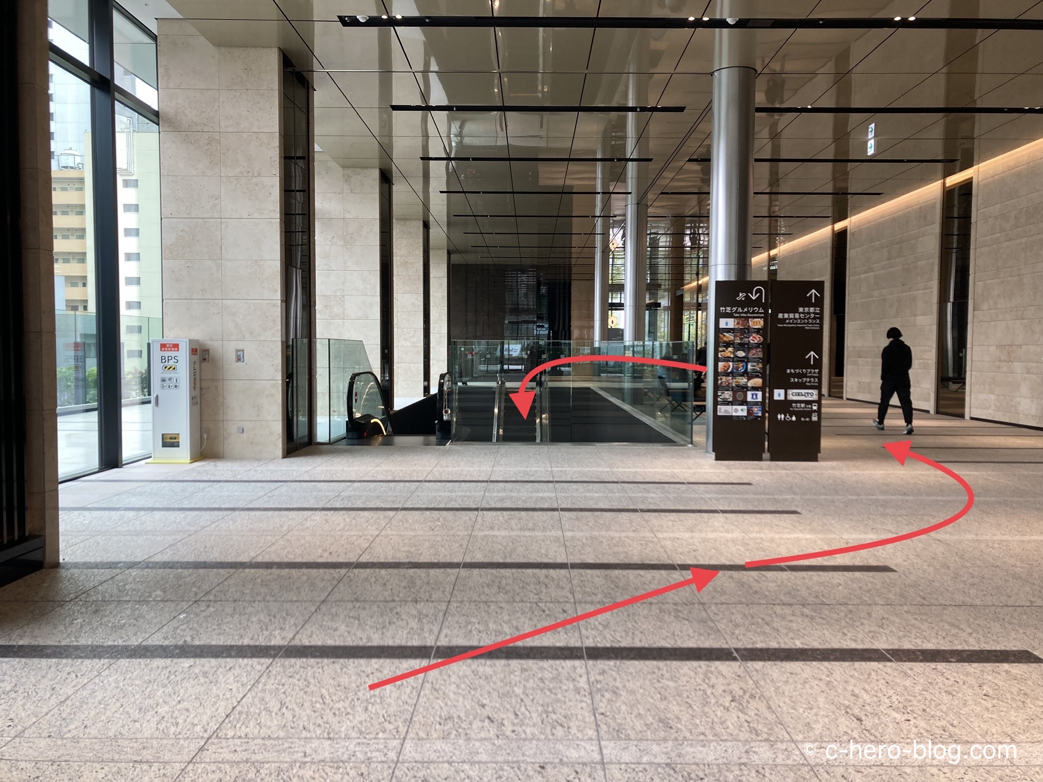 奥の下りエスカレーターを下りる / Go down in the escalator