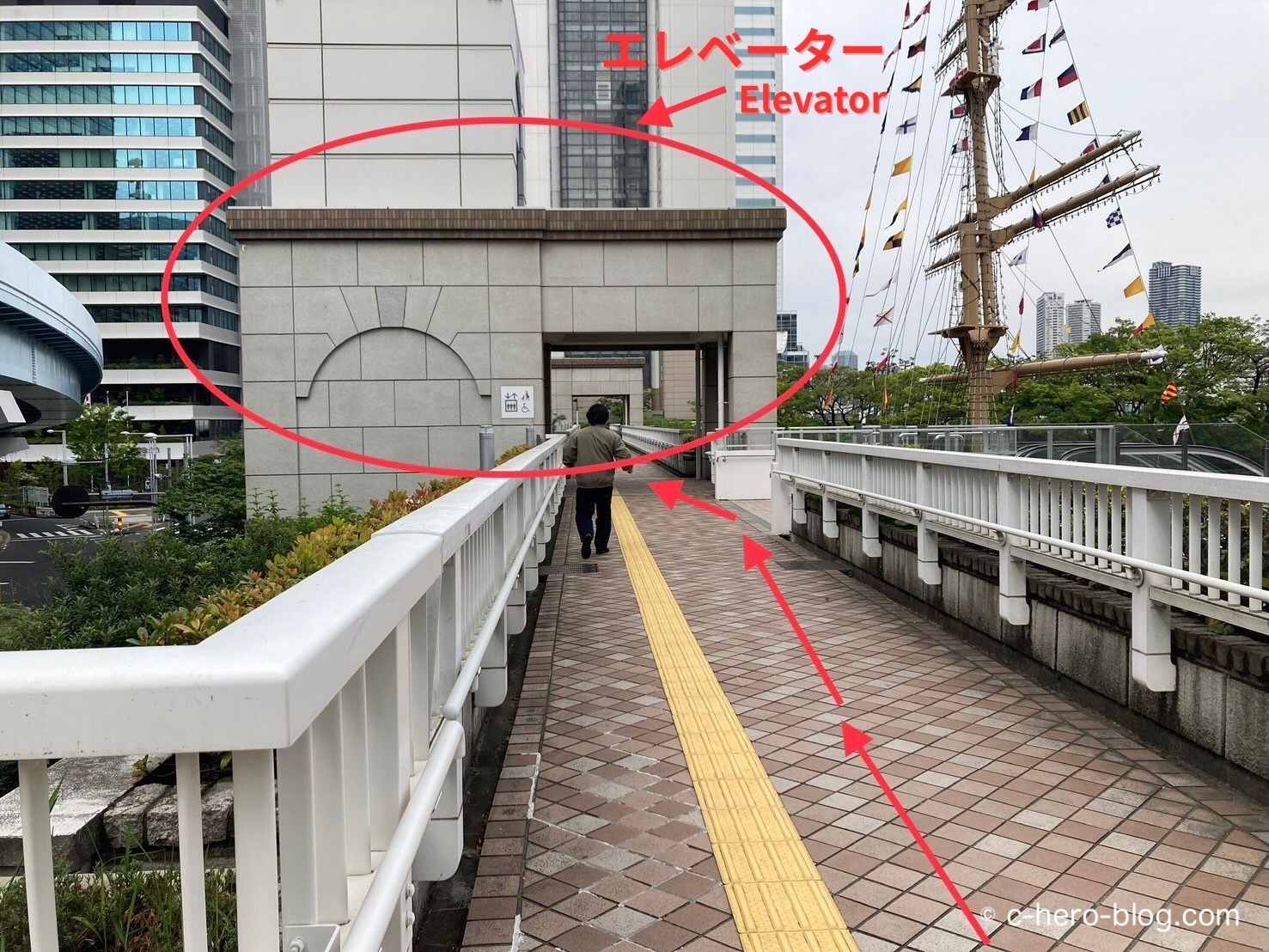 前方にエレベーターが見える / You can see the elevator up ahead