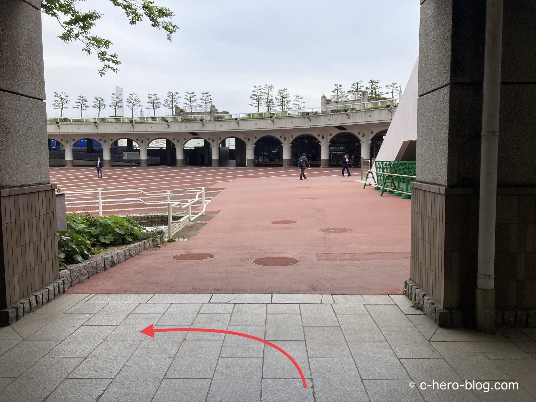 エレベーターから出て左折する / Get out of the elevator and turn left