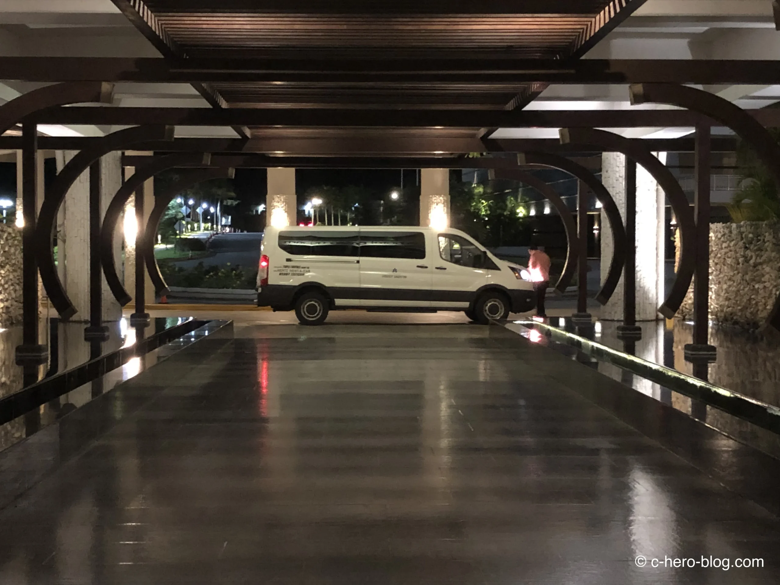グアム ホテル送迎車